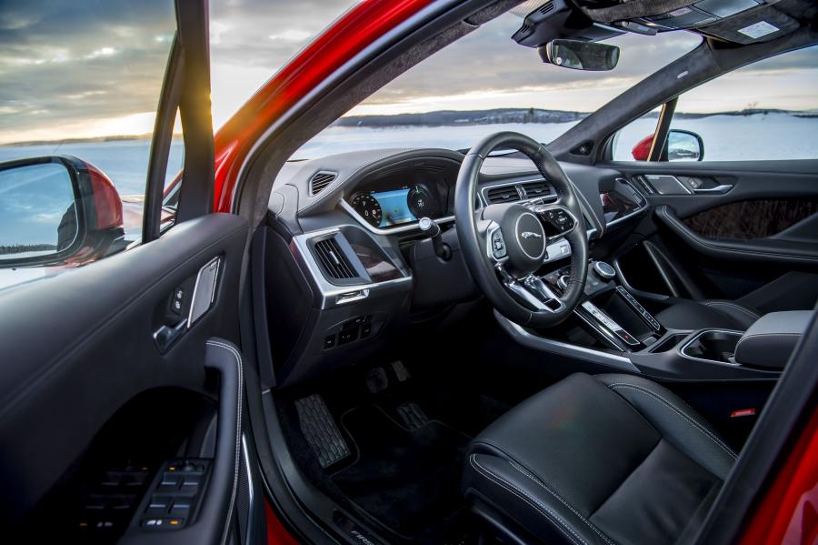 Интерьер Jaguar I-Pace EV400 AWD HSE 2018 года  (WW) (фото 113 из 114)